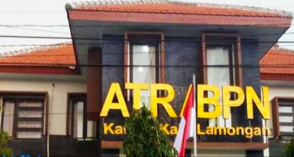 ATR/BPN Lamongan Serahkan Enam Sertifikat Wakaf ke PCNU, Siap Bersinergi Percepat Pensertifikatan Tanah NU